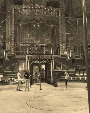Cirque De Paris Trumbull